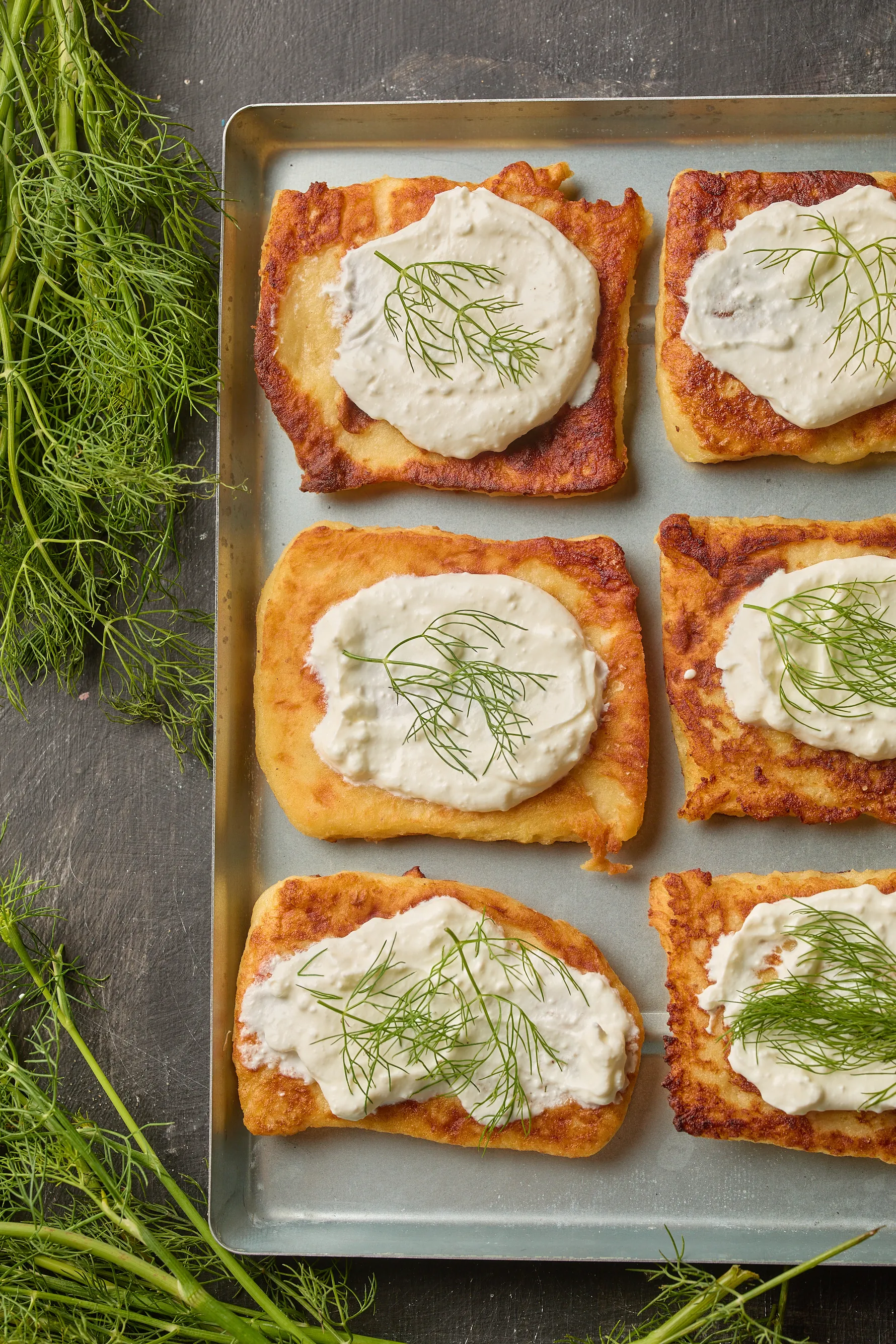 Krumplis lapótya tejföllel, kaporral